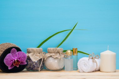 Tuz banyo için öğelerle ahşap masa