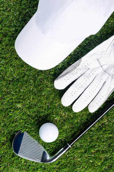 Conjunto para jogar golfe encontra-se em um gramado verde — Fotografia de Stock