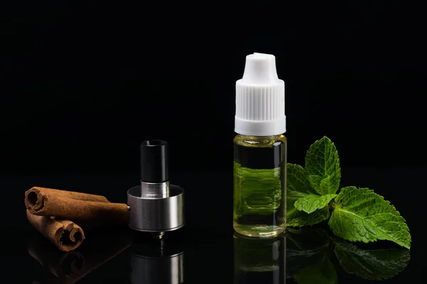 Conjunto para a divulgação de sabores de canela sobre um fundo preto vaping — Fotografia de Stock