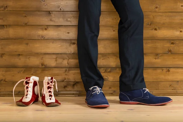 Schuhe zum Wrestling in der Ecke neben dem Athleten in Hosen — Stockfoto