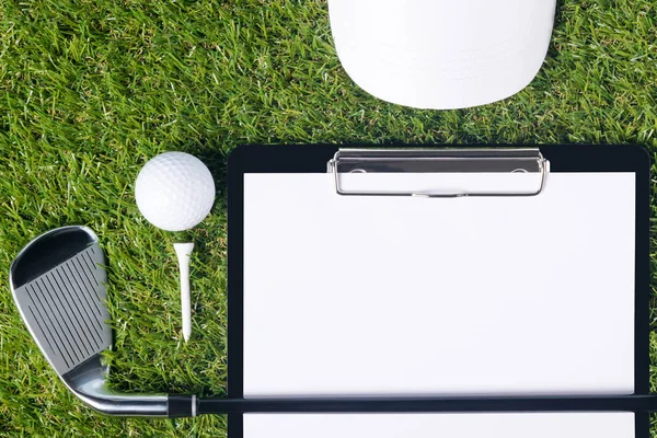 ゴルフ用品から、試合の結果のためのタブレットの概念 — ストック写真