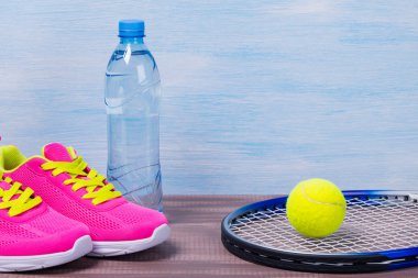 Arka plan şeklinde Tenis oynamak için spor öğeler kümesi.
