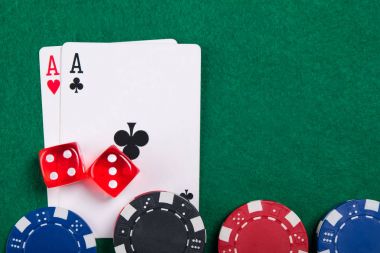 iskambil, dices ve poker fişleri gelen yeşil poker masada