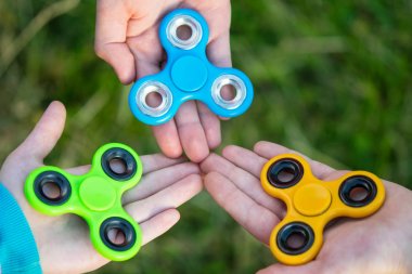 Çocuk bir spinner tutarak ve şeklini yinelenen