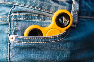 Sarı spinner kot pantolon cebinde yatıyor