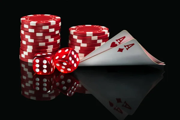 Kombinasi kartu as dan dadu yang bagus dalam poker pada latar belakang hitam — Stok Foto