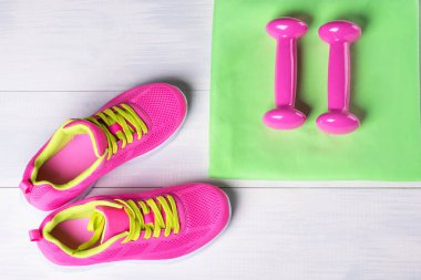 Pembe Gri katta spor ayakkabı ve halter konsept spor için ayarla