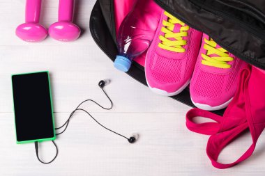 Spor bir çanta için bir küme ve müzik spor için gri bir gemide güzel spor kavramı