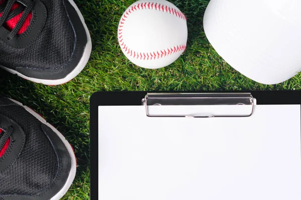 Kavram şeyler için spor ve sonucunu kaydetmek için bir tablet çimenlerin üzerinde — Stok fotoğraf