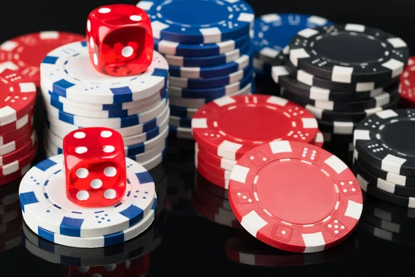 Siyah poker masa üstünde zar ve poker fişleri — Stok fotoğraf