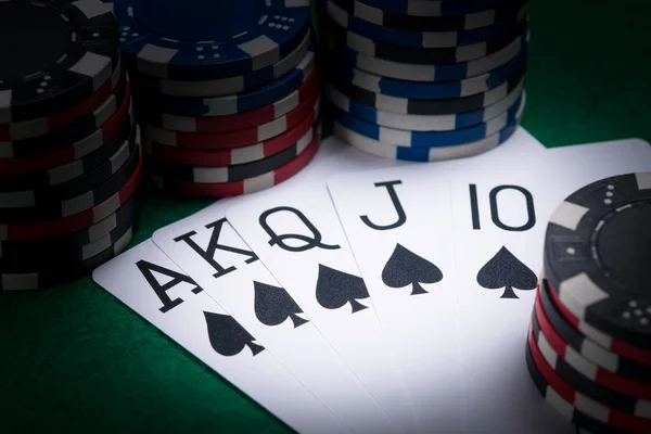 Karanlıkta bir oyuncu için en iyi kombinasyonu bir casino ile poker kartların ayarla — Stok fotoğraf