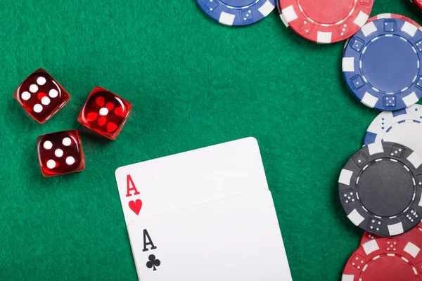 Hermoso concepto en una mesa de póquer de dados y cartas y fichas de póquer — Foto de Stock