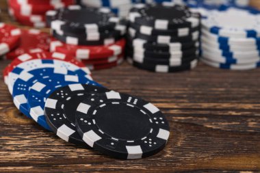 Ahşap bir masa arka plan üzerinde dağınık poker fişleri