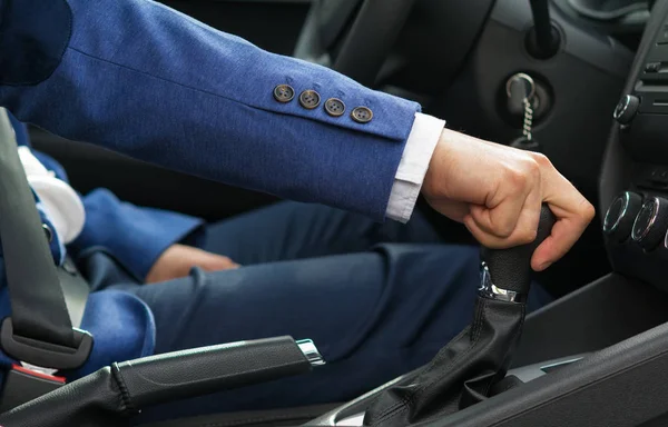 Arabadaki adam arabanın hız shift topuzu tutuyor