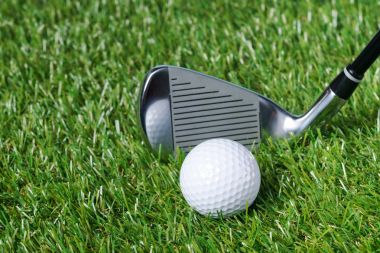 Sopa ve golf topu yakın çekim yeşil çim çerçevede bir