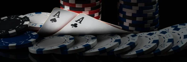 Karanlık bir kumarhanede iki siyah as poker kartları parlayan — Stok fotoğraf