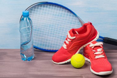 Bir dizi spor şeyler ve tenis oynamak için su,