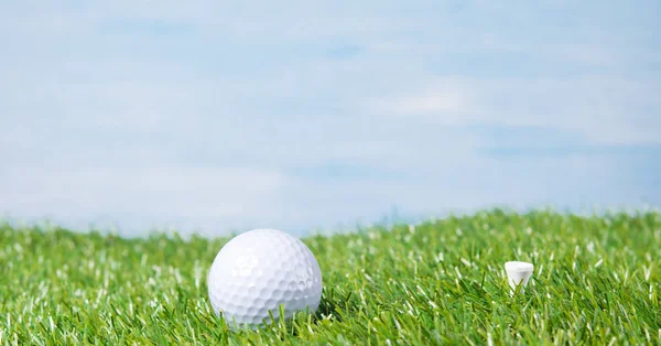 Balle de golf contre le ciel et une pelouse verte — Photo