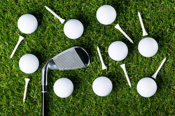 Viele Bälle und andere Objekte zum Golfspielen auf dem Rasen als Hintergrund — Stockfoto