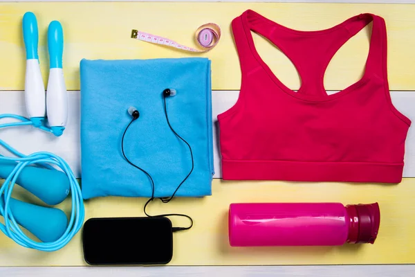 Ahşap çizgili arka plan üzerinde şeyler farklı fitness spor