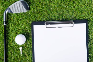 Sonuçları golf civarındaki çimlerde yazmak için yer