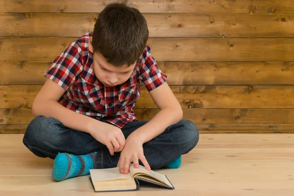 아이 책을 읽고 나무 바닥에 앉아 — 스톡 사진