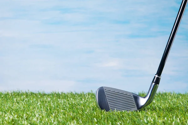 Club de golf, contra el cielo y un césped verde — Foto de Stock