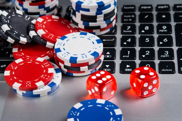 Fondo para el casino en línea, en el ordenador se encuentran los dados — Foto de Stock