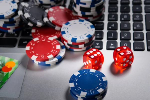 En la computadora están jugando dados y dinero, el fondo para el casino en línea — Foto de Stock