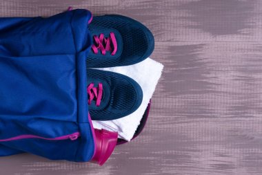 Fitness için şeylerle karanlık yere sırt çantası