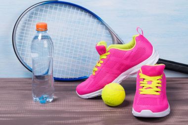 Tenis oynamak için sarı dantel ile pembe spor ayakkabı