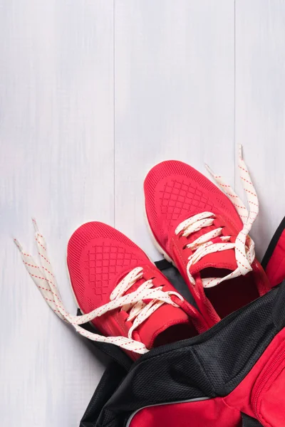 Zapatos rojos de una bolsa se encuentra en el suelo en el pasillo —  Fotos de Stock