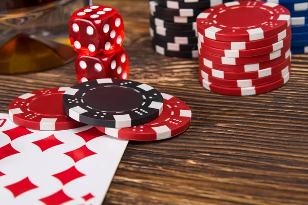 Concepto de mesa de madera de jugar al póquer de fichas y cartas — Foto de Stock