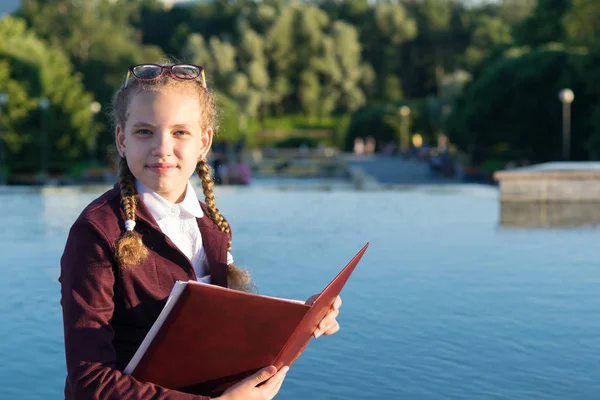 Su, yer bir yazıt için bir klasör ile kız öğrenci oturur