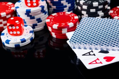 Bir siyah iki as tablo ayna ve bloklar oyunu