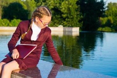 Kız okuldan sonra su ile bir parkta oynamaya çalış