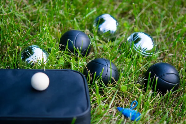 Bocce çimenlerin üzerinde oynamak için topları kümesi