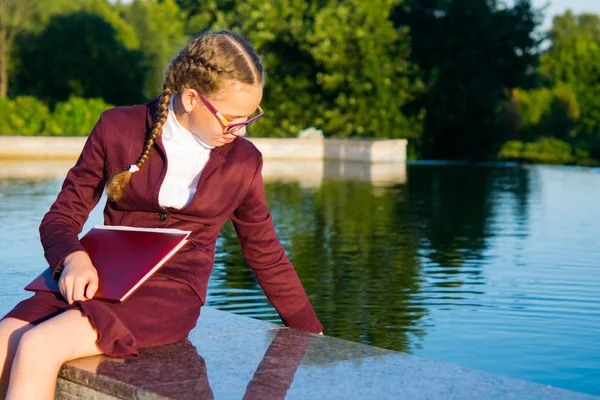 Kız okuldan sonra su ile bir parkta oynamaya çalış