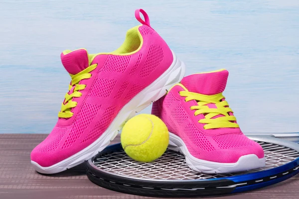 Ställa in för att spela tennis med rosa sneakers — Stockfoto