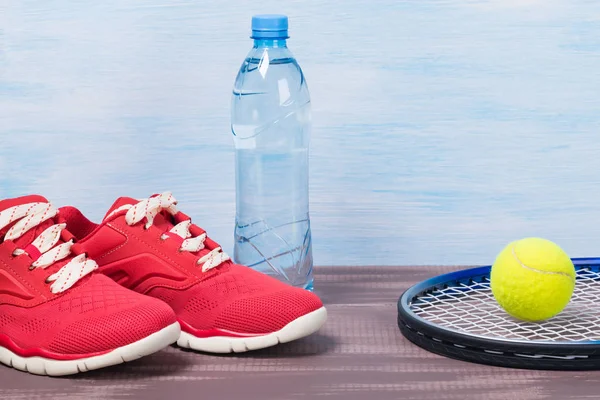 Kırmızı spor ayakkabılar Tenis oynarken için ayarla