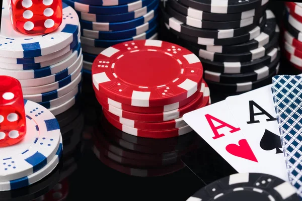 Hermoso concepto de cosas de poker en una mesa de póquer oscura — Foto de Stock