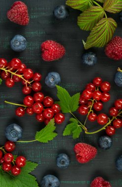 Güzel yaz meyveleri koyu arka plan yakın Tarih