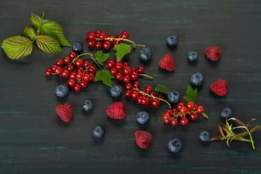 Yaz meyveleri koyu arka plan yakın çekim yaprak ile