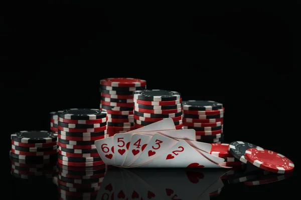 Tarjetas con una victoria y fichas de poker en la oscuridad sobre un fondo negro — Foto de Stock