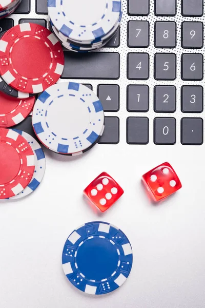 Nakit cips ve küpleri, internette poker oynamaya laptopda katlama