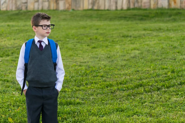 Öğrenci, yazıt için yer bakıyor bir sırt çantası ile