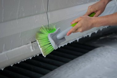 Yeşil bir fırça köpük bir araba hemen eşiğinde losyonları