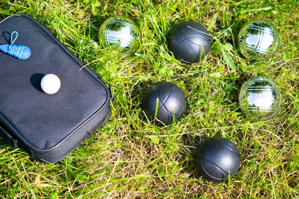 Boule-Set zum Boccia spielen auf dem grünen Rasen — Stockfoto