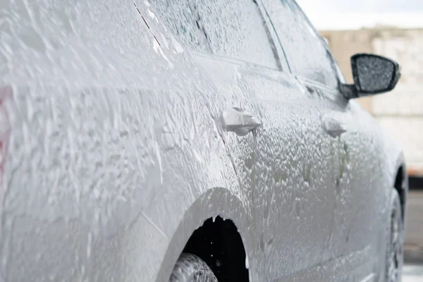 Araba araba yıkama özel bir merkezinde yer alır