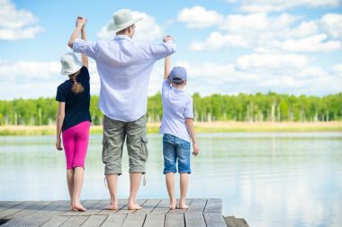 Baba çocuk nehre, açık havada kamp getirdi